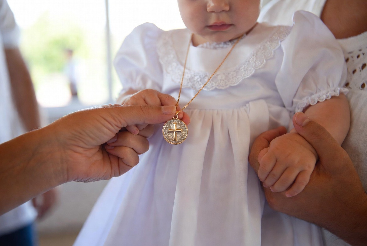 Les traditions autour de la médaille de baptême